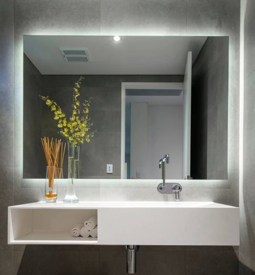 Banheiro-decorado-com-espelho-com-led.-Fonte-Pinterest